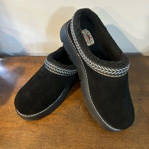 BOBS from Skechers BlackbKeepsakes Lite - Cozy Fest slippers Size 10.5 NWOT Box.